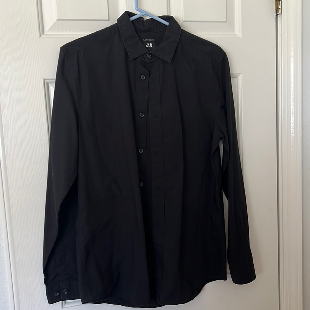 H&M. Easy iron. Black dress shirt. Sz medium